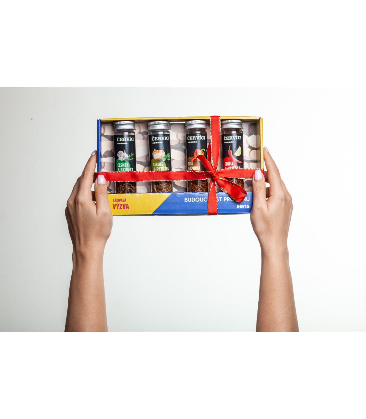 Pražení červíci v dárkové krabičce